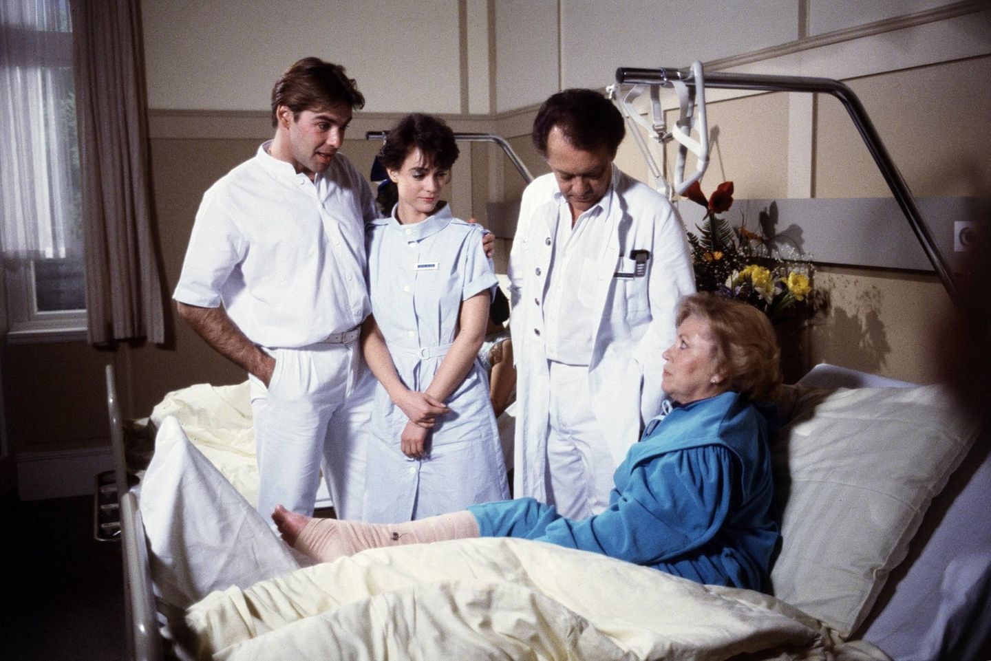 Ein Arzt, wir brauchen einen Arzt! Sascha Hehn 1987 als Dr. Udo Brinkmann in der ZDF-Serie "Die Schwarzwaldklinik"