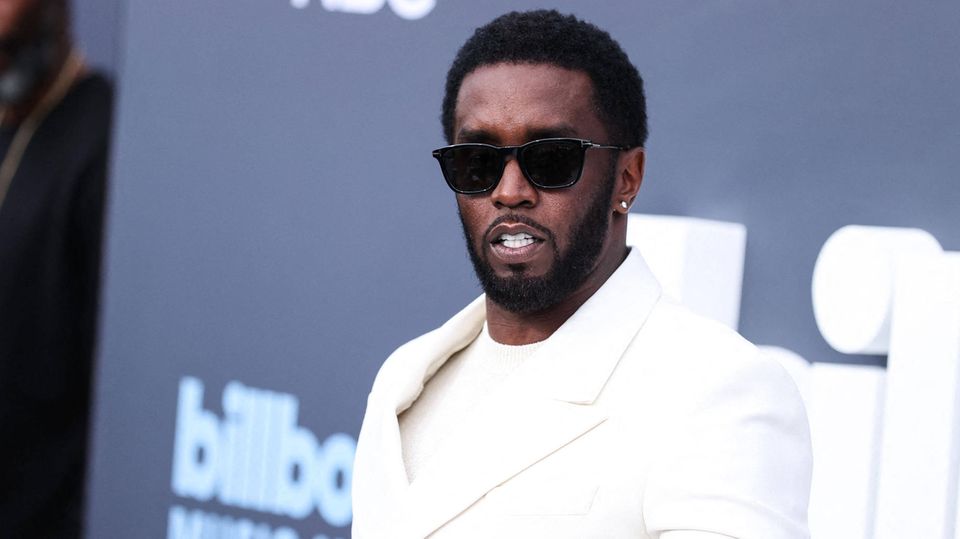 P. Diddy im weißen Anzug bei den Billboard Awards 2022 in Las Vegas