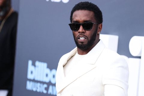 P. Diddy im weißen Anzug bei den Billboard Awards 2022 in Las Vegas