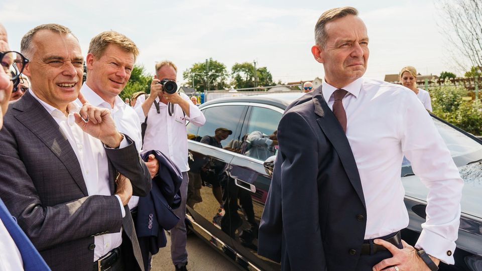 Bahn-Chef Richard Lutz (2. v. l.) und Bundesverkehrsminister Volker Wissing (r.)