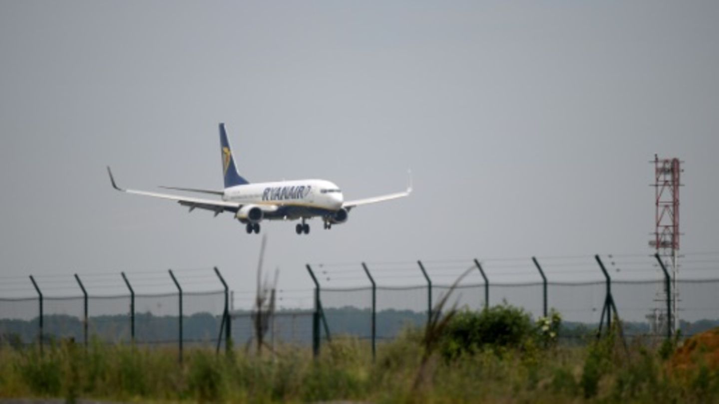 Ryanair-Flugzeug im Landeanflug