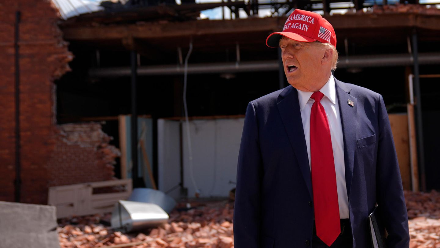 Donald Trump besichtigt die vom Hurrikan Helene betroffene Stadt Valdosta in den USA