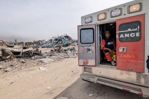 Ein Krankenwagen der Berliner Hilfsorganisation Cadus vor zerstörter Kulisse in Gaza