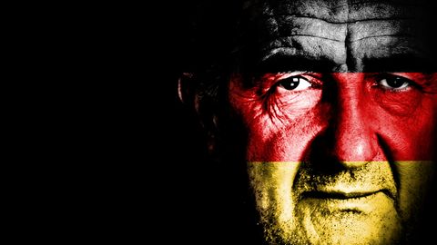 Krise-Symbolbild: Trauriges Männergesicht in Deutschlandfarben