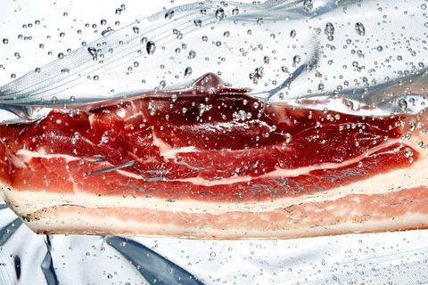 Fleisch in einer Plastiktüte als Teil einer Diät