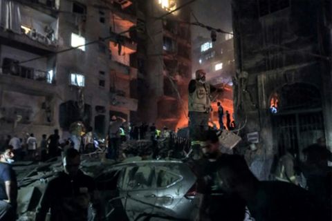 Einsatzkräfte nach israelischem Angriff in Basta in Beirut