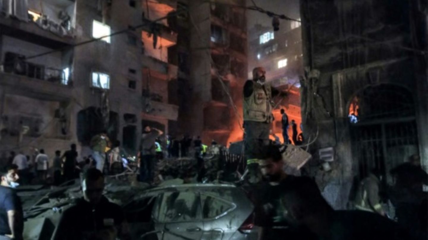 Einsatzkräfte nach israelischem Angriff in Basta in Beirut