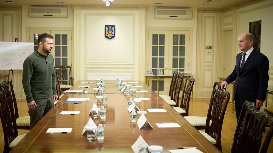 Der Präsident der Ukraine und der Bundeskanzler stehen sich gegenüber