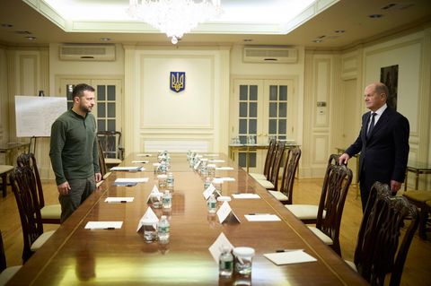 Der Präsident der Ukraine und der Bundeskanzler stehen sich gegenüber