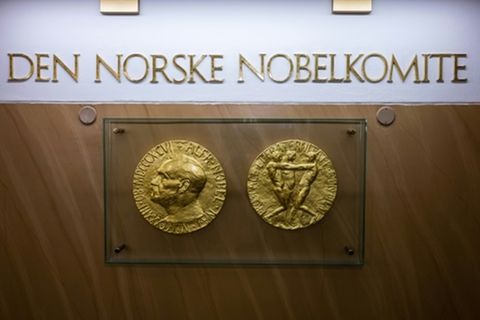 Kopien der Friedensnobelpreis-Medaille