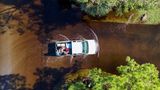 In einem Pick-up werden zwei Ehepaare, die evakuiert wurden, zurück in ihre Häuser gefahren