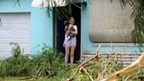 Die 12-jährige Mallory klammert sich an ihre Hündin Maggie
