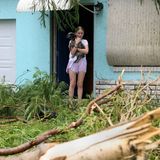 Die 12-jährige Mallory klammert sich an ihre Hündin Maggie