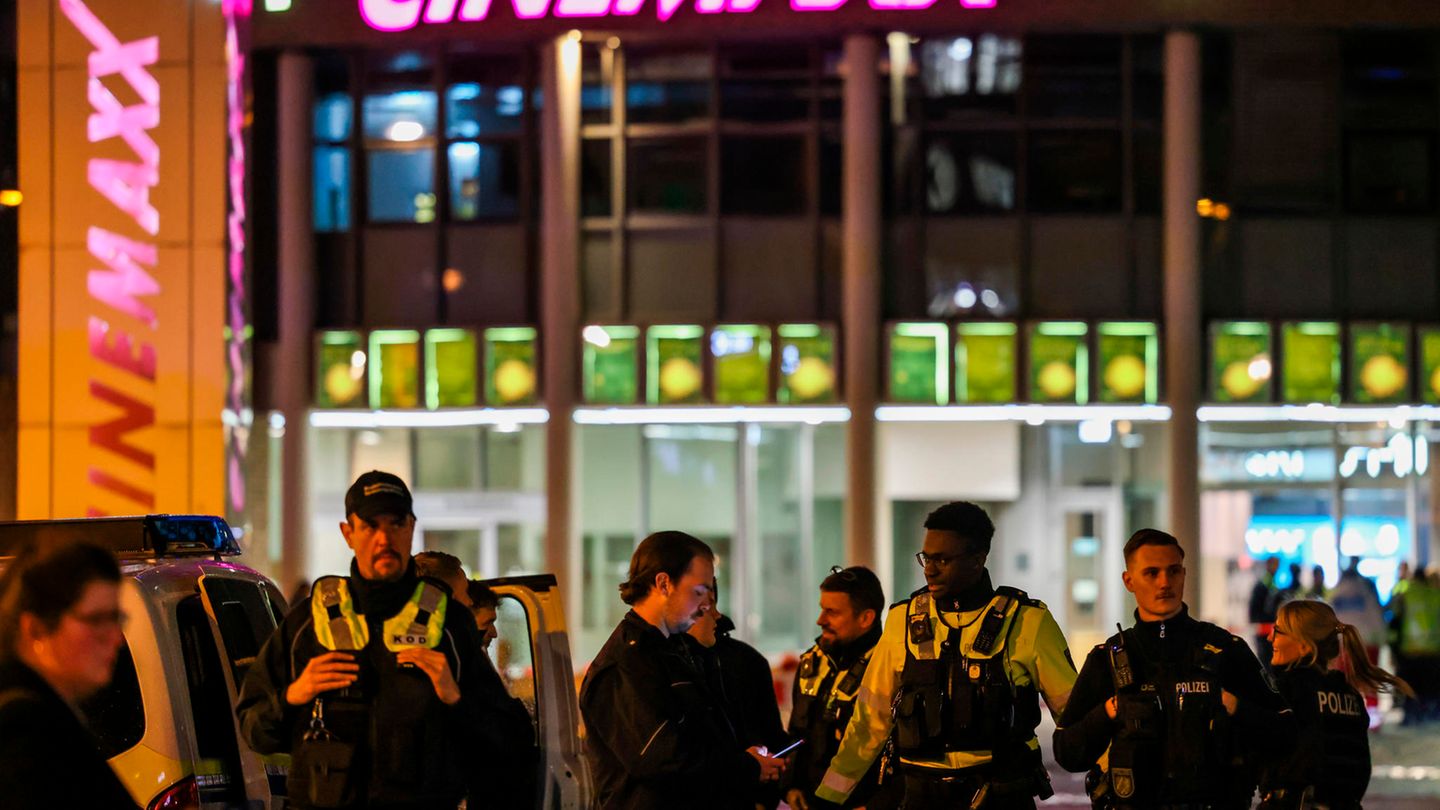 Polizeibeamte stehen vor dem Cinemaxx-Kino in der Innenstadt von Krefeld