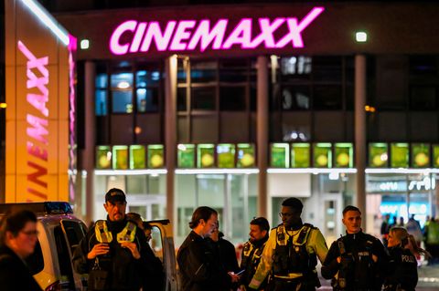 Polizeibeamte stehen vor dem Cinemaxx-Kino in der Innenstadt von Krefeld