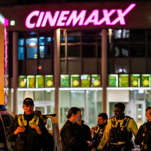 Polizeibeamte stehen vor dem Cinemaxx-Kino in der Innenstadt von Krefeld