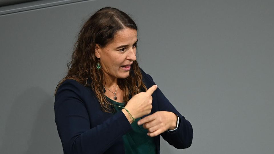 Vergangenen Tag hielt Heubach ihre erste Rede mittels Gebärdensprache und Dolmetschern und setze damit ein Zeichen für andere Gehörlose. Sie habe es richtig genossen.