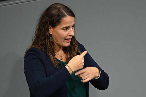Vergangenen Tag hielt Heubach ihre erste Rede mittels Gebärdensprache und Dolmetschern und setze damit ein Zeichen für andere Gehörlose. Sie habe es richtig genossen.