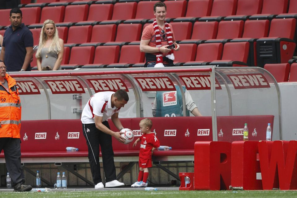 Lukas Podolski kickt zum Abschied mit seinem Sohn Louis in Köln | STERN.de