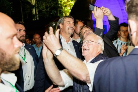 Söder mit Anhängern