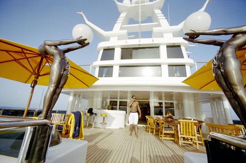Diddy steht auf seiner luxuriösen Yacht und telefoniert