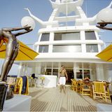 Diddy steht auf seiner luxuriösen Yacht und telefoniert