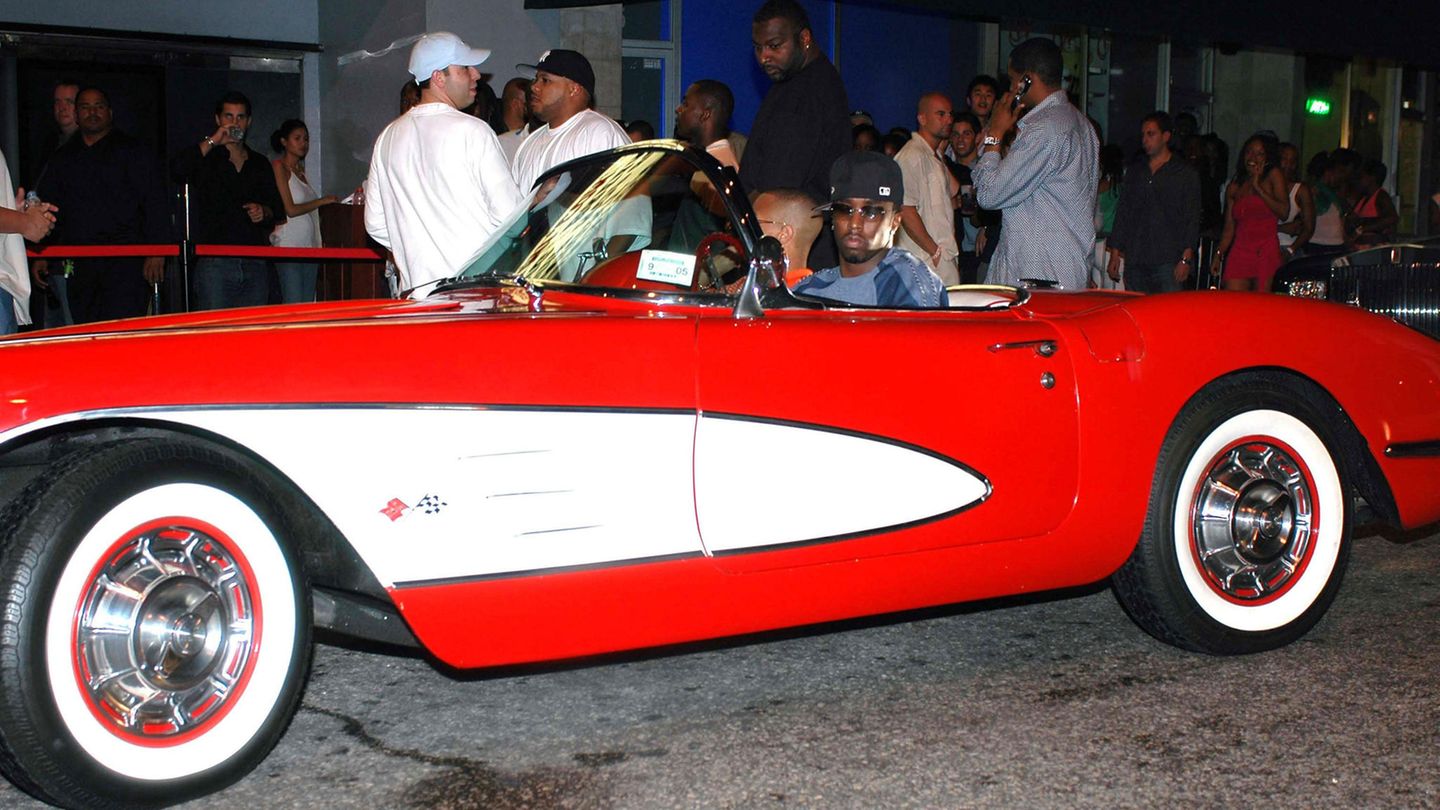 Diddy in seinem Oldtimer, einen roten Chevrolet Corvette Diddy in seinem Oldtimer, einen roten Chevrolet Corvette