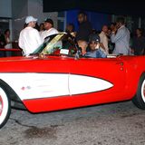 Diddy in seinem Oldtimer, einen roten Chevrolet Corvette