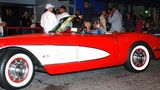 Diddy in seinem Oldtimer, einen roten Chevrolet Corvette