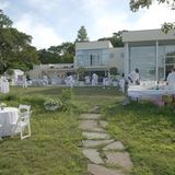 P. Diddy Haus in den Hamptons, gedeckt für eine seiner "White Parties" mit Tischen und Stühlen im Garten