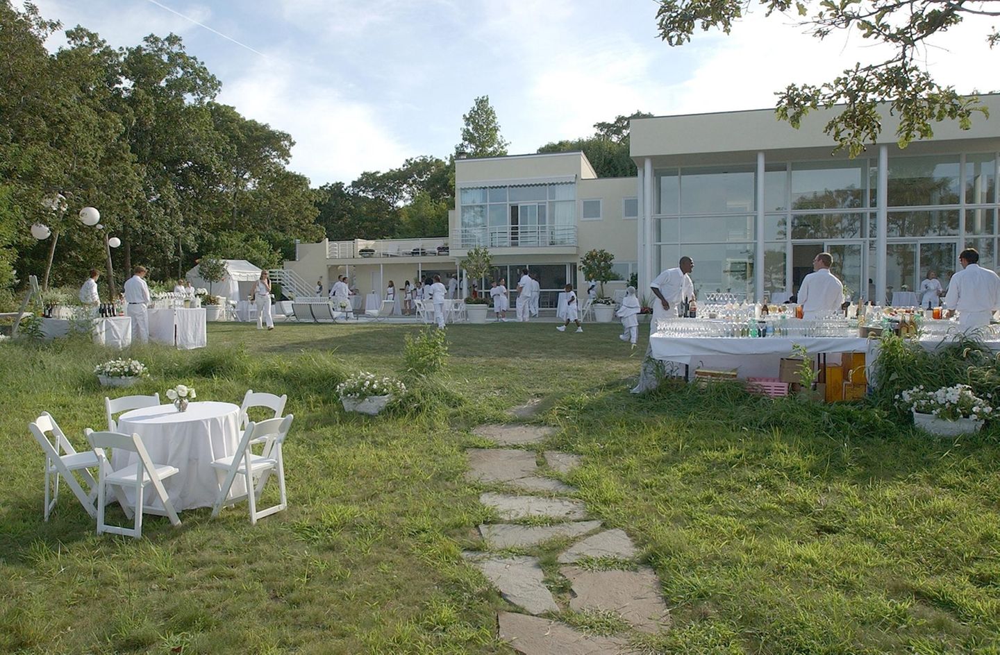 P. Diddy Haus in den Hamptons, gedeckt für eine seiner "White Parties" mit Tischen und Stühlen im Garten P. Diddy Haus in den Hamptons, gedeckt für eine seiner "White Parties" mit Tischen und Stühlen im Garten