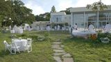 P. Diddy Haus in den Hamptons, gedeckt für eine seiner "White Parties" mit Tischen und Stühlen im Garten