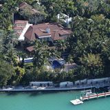 Eine Drohnenaufsicht, auf das Haus und den Steg von P. Diddy in Miami