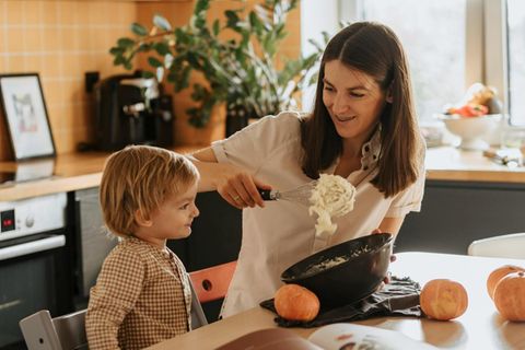 Mutter und Kind in der Küche