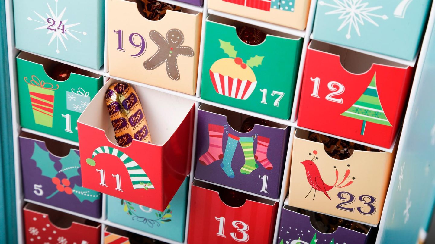Adventskalender Deal: Ein Türchen eines Adventskalenders steht offen