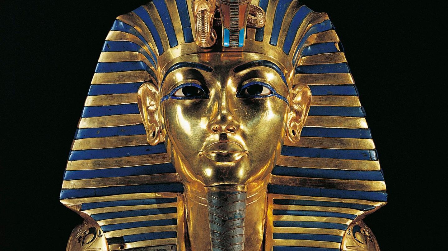 Goldene Mumien-Goldmaske des Tutanchamun vor schwarzem Hintergrund