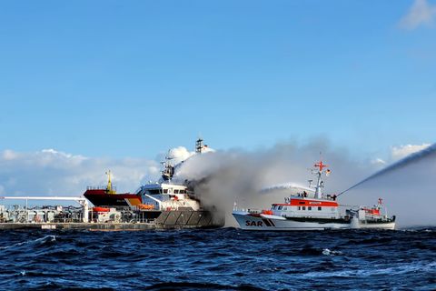 Von mehreren Schiffen aus wird der Brand auf dem Tanker "Annika" in der Ostsee bekämpft