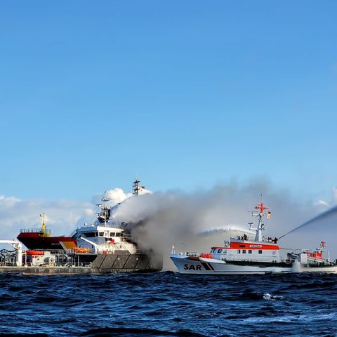 Von mehreren Schiffen aus wird der Brand auf dem Tanker "Annika" in der Ostsee bekämpft