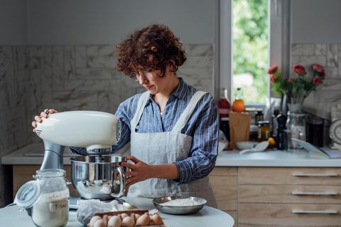Frau in der Küche mit Krups-Küchenmaschine.
