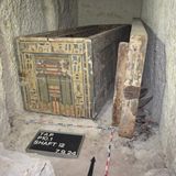 Die ineinander gesetzten Särge der Idy sind kunstvoll verziert