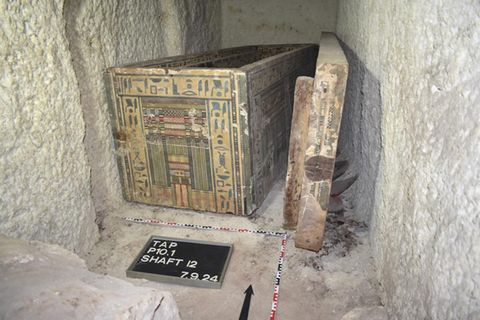 Die ineinander gesetzten Särge der Idy sind kunstvoll verziert