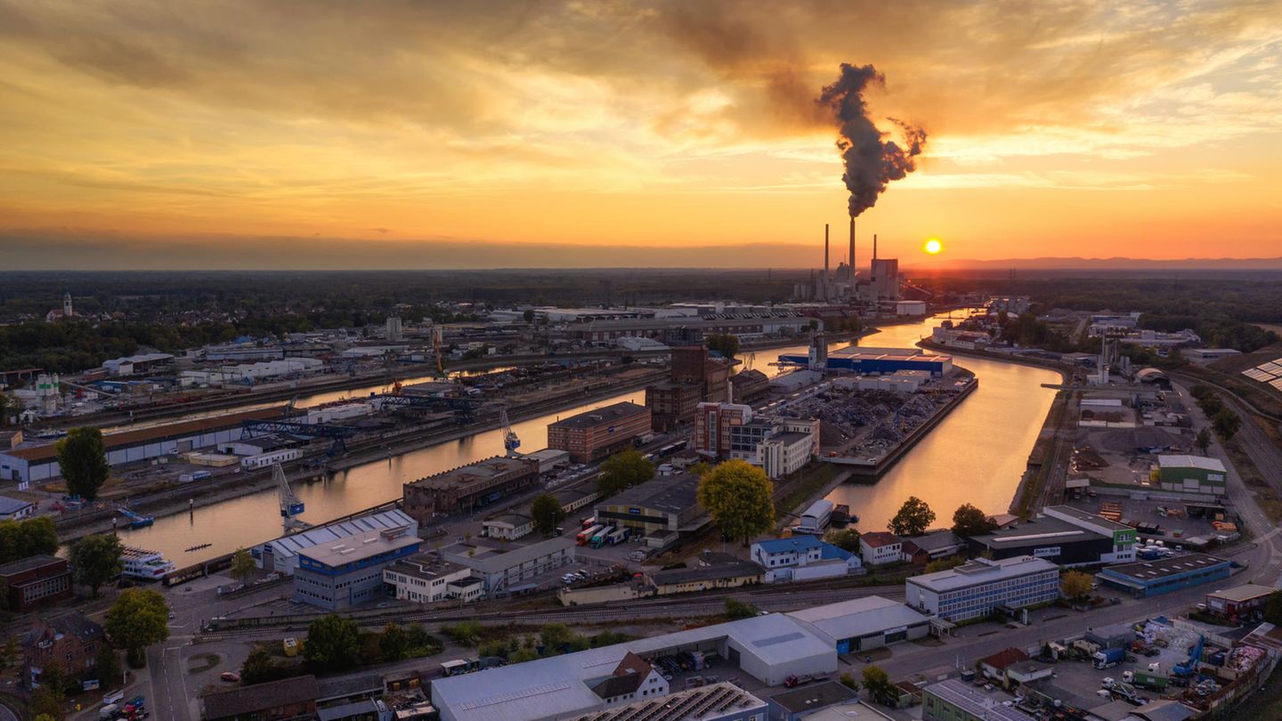 Übersicht über Karlsruhe mit dem Rheinhafen Übersicht über Karlsruhe mit dem Rheinhafen