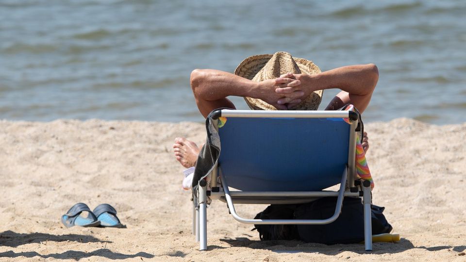 In der kommenden Saison steigen die Preise für den Sommerurlaub spürbar. Mit diesem Tipp können Sie bei der nächsten Reise dennoch sparen - und Sommer, Sonne, Strand genießen.