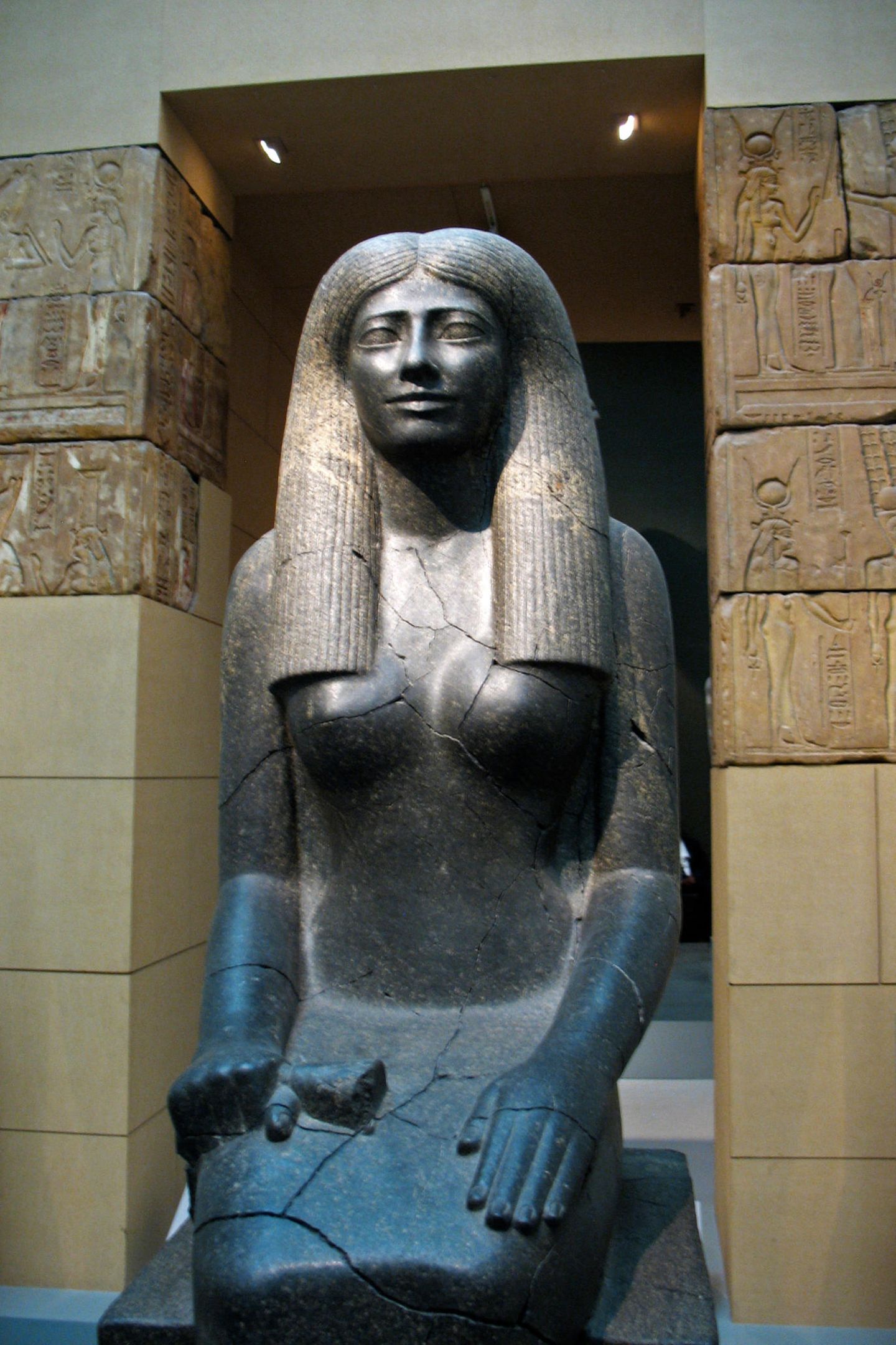 Statue von Sennuwy, einer der beiden Frauen des mächtigen Provinzgouverneurs Djefai-Hapi I.