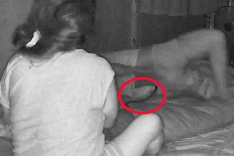 Mitten im Schlaf wird ein Mann plötzlich wach und merkt: Ihm ist eine Schlange in die Unterhose gekrochen! Von dem Schock wird auch seine Frau und ein Freund wach.