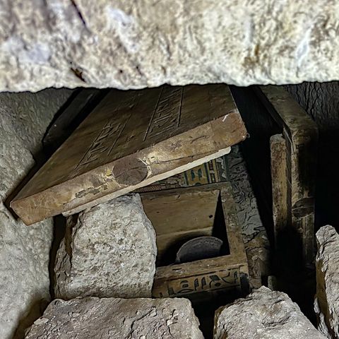 Mumienfund: Blick in die steinerne Grabkammer der Priesterin Idy mit dem verzierten Holzsarkophag