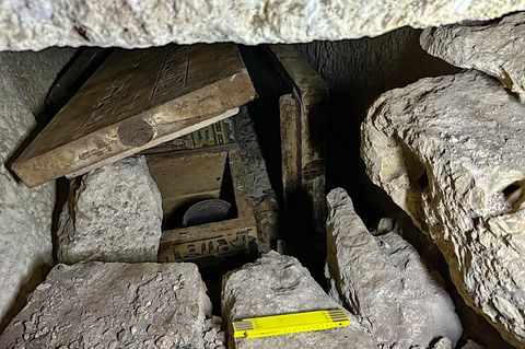 Mumienfund: Blick in die steinerne Grabkammer der Priesterin Idy mit dem verzierten Holzsarkophag