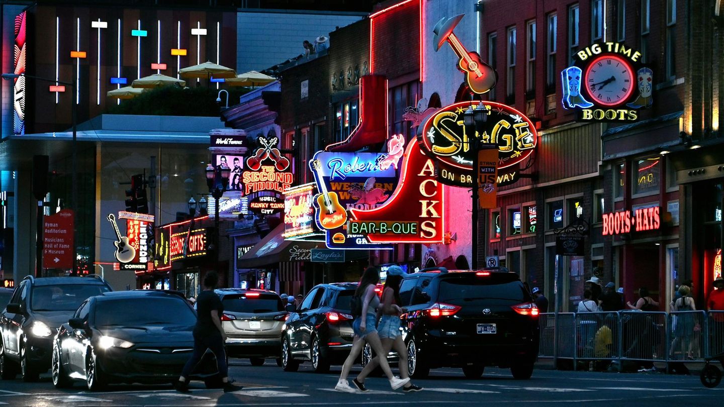 Broadway in Nashville mit Leuchtreklame, Hotspot der Country-Fans Broadway in Nashville mit Leuchtreklame, Hotspot der Country-Fans
