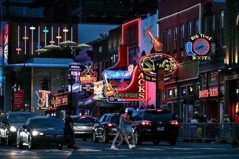 Broadway in Nashville mit Leuchtreklame, Hotspot der Country-Fans