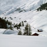 Geheimtipp Seitental  Mittelleicht, 8,4 Kilometer, 2,5 Stunden     Start: Reschen Altdorf/Gassl im nördlichen Dorfende von Reschen. Am Pistenrand des Skilifts "Pofel" entlang und am Ende der Skipiste nach links abbiegen. Weiter über den Wanderweg Nr. 6 bis zur Wallfahrtskirche Vallierteck.  Von da an weiter über die Fahrstraße bis zum Weiler Rojen und vom Parkplatz nach Schöneben. Die ersten sechs Kilometer geht es bergauf. Wer lieber länger runter als lang hochläuft, dreht die Tour einfach um und kann somit auch die Rodelbahn von Vallierteck bis Reschen nutzten. Rast ist in der Ski- und Wanderhütte Rojen oder im Restaurant Schöneben möglich.   Rast ist etwa im Gasthof Rojen möglich. 